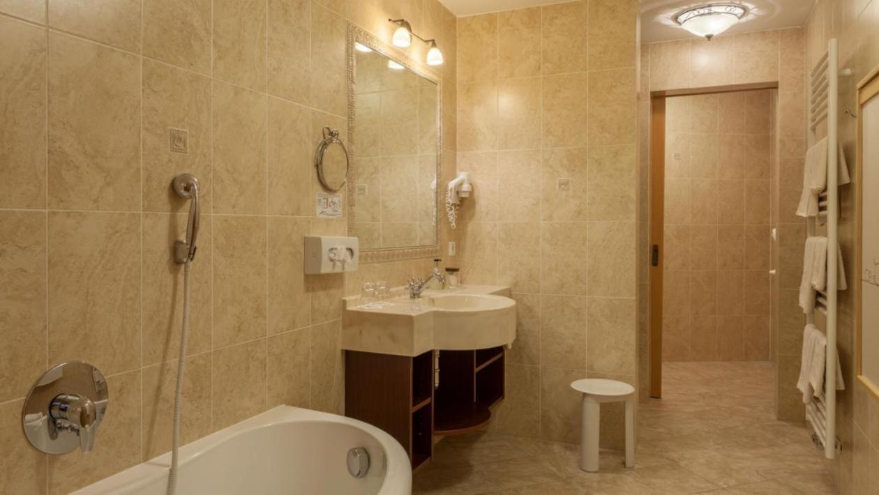 Alphotel Tyrol Racines Esterno foto